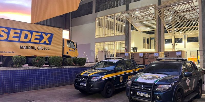 Caminhão dos Correios que levava contrabando; carga foi apreendida pela PRF e Receita