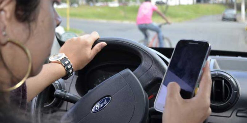 Dirigir segurando ou manuseando o celular, é infração gravíssima, segundo o Código de Trânsito Brasileiro