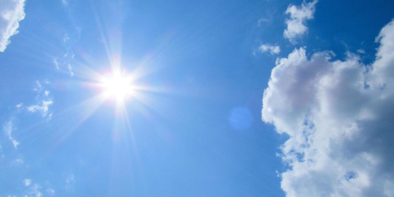 3560936-sol-ceu-e-nuvens-sol-no-fundo-de-um-ceu-azul-com-nuvens-brancas-foto