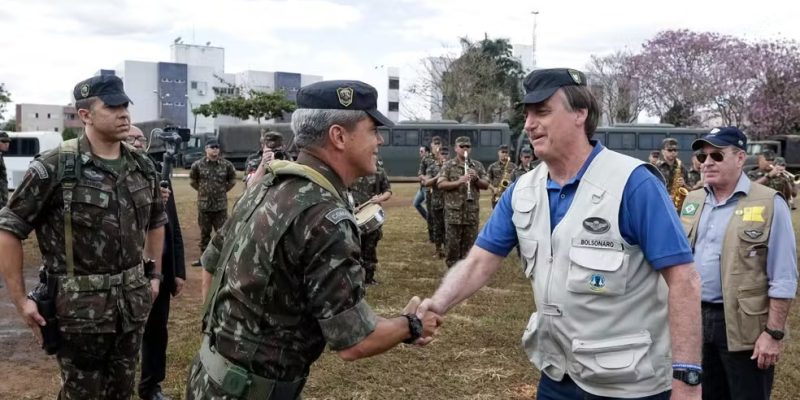 Fernandes (à esquerda) pediu, em áudio, para que Bolsonaro atuasse via Ministério da Justiça • Arquivo - Presidência da República