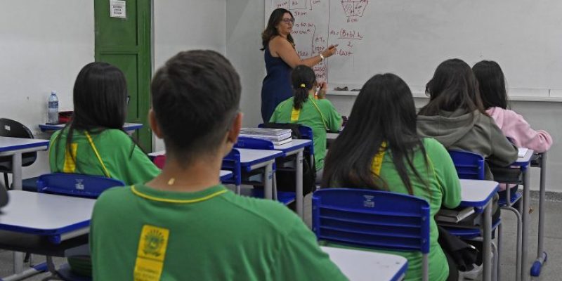 Aula-Escola-Estadual-Lucia-Martins-Coelho-Matricula-2024-Foto-Bruno-Rezende-730x480