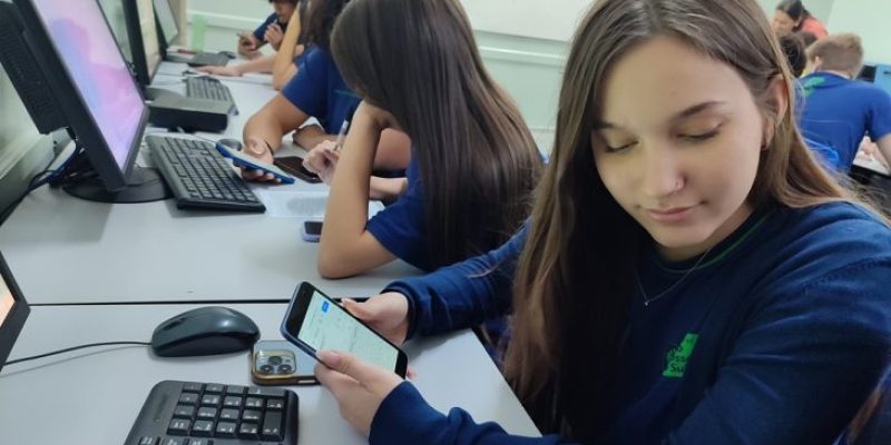 Celulares-em-escolas-Aluna-730x480