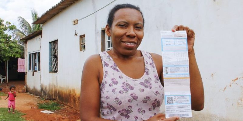 Dona-Elizangela-com-a-conta-de-energia-zerada-paga-pelo-governo-de-MS-Foto-Edemir-Rodrigues-2-730x480