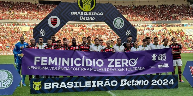 Jogadores do Flamengo e do Palmeiras entram em campo com a faixa "Feminicídio Zero
