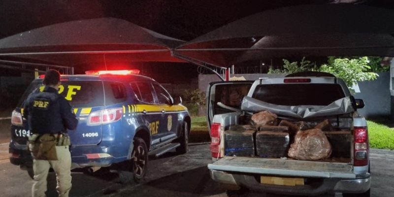 Policial ao lado de caminhonete roubada no Rio, interceptada com maconha (Foto: Divulgação)