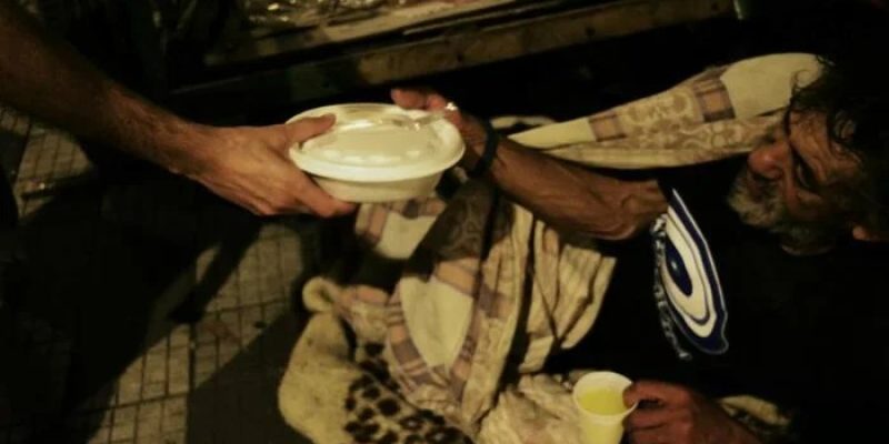 Professora foi agredida após distribuir marmita - Foto: Reprodução/Internet