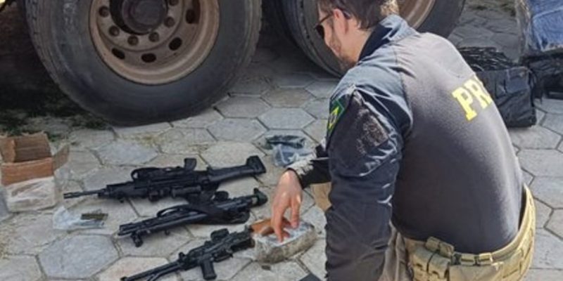Fuzis e pistolas que estavam em meio a fardos de maconha (Foto: PRF/Divulgação)