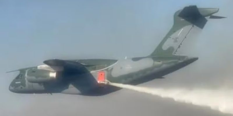 Avião da FAB lançou mais de um milhão de litros de água sobre focos de incêndio no Pantanal — Foto: Reprodução