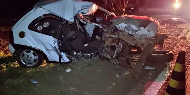 Corsa destruído após bater em árvore na margem da estrada; mulher e criança morreram (Foto: Corpo de Bombeiros)