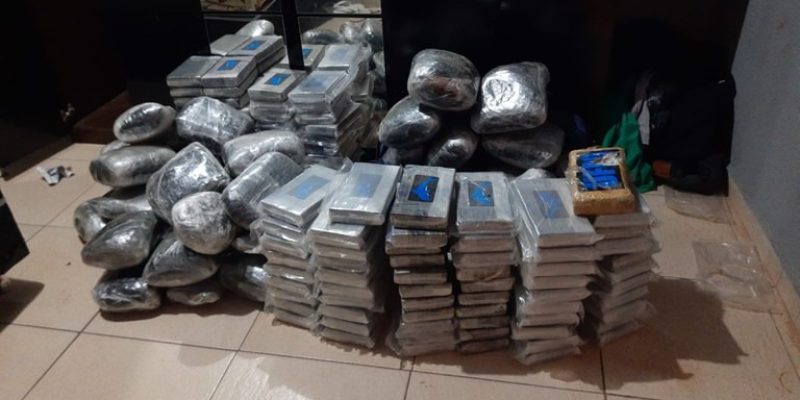Tabletes de cocaína e pacotes de skunk apreendidos na Capital (Foto: Divulgação)
