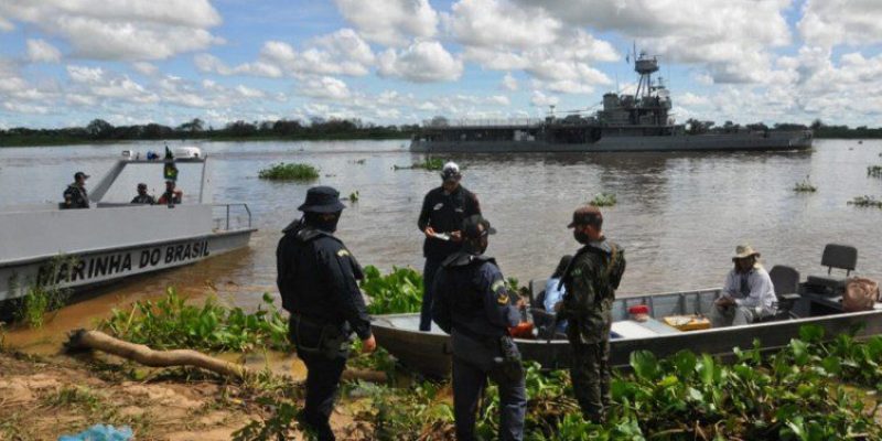 Ações de fiscalização naval e patrulhamento terrestre busca coibir crimes transfronteiriços e ambientais