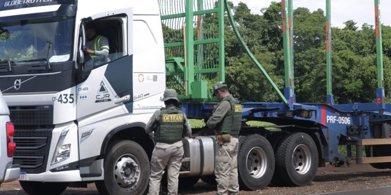 Agentes de Autoridade de Trânsito do Detran-MS abordaram condutores na MS-040