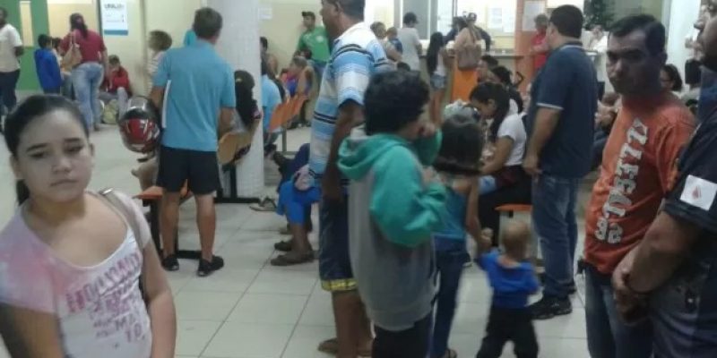 Na sala de espera da UPA Cel. Antonino estava lotada no início da noite (Foto: Jeferson Ageitos/ TV Morena)