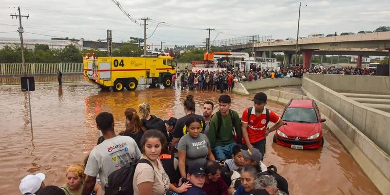 Evacuação de moradores de Porto Alegre - Foto: Alass Derivas