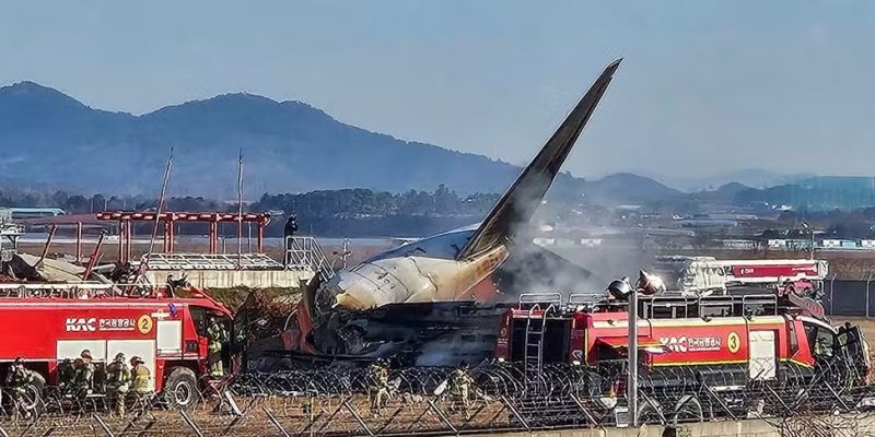 Bombeiros trabalham para apagar incêndio em avião que sofreu acidente na Coreia do Sul — Foto: Yonhap