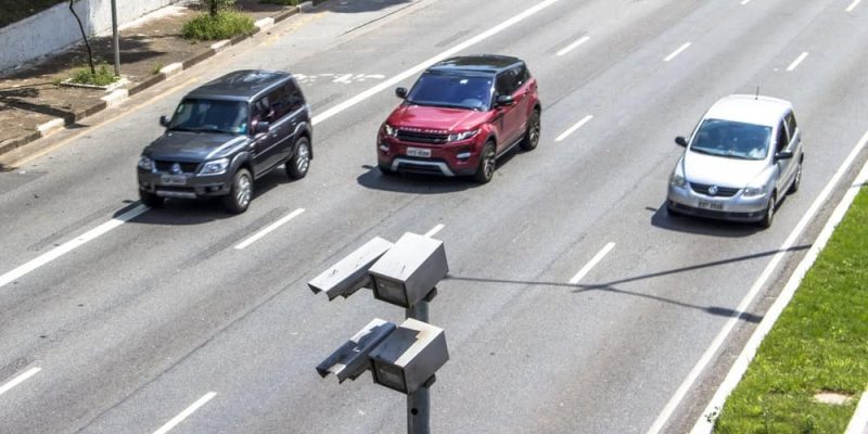 Dispositivo é acionado por controle remoto e deixa placa inelegível (Imagem: Alf Ribeiro/Shutterstock)