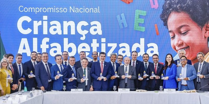 Cerimônia no Palácio do Planalto reuniu chefes de Executivos estaduais, municipais e secretariados de Educação