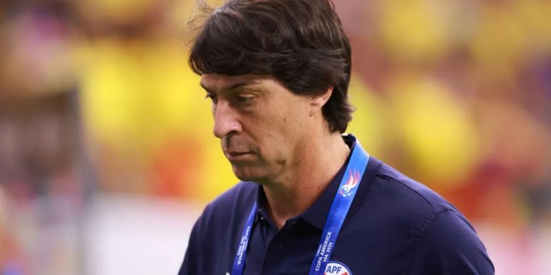 Daniel Garnero deixa o campo após derrota do Paraguai (2024 Getty Images, Getty Images North America)