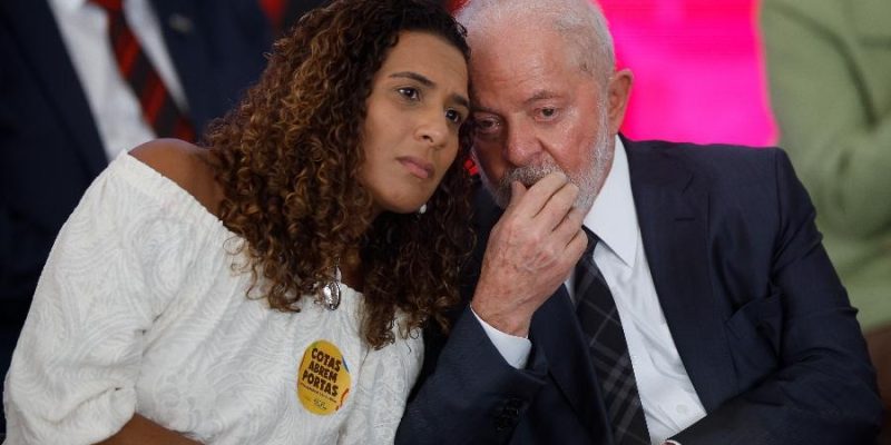 A ministra Anielle Franco e o presidente Lula durante cerimônia no Palácio do Planalto