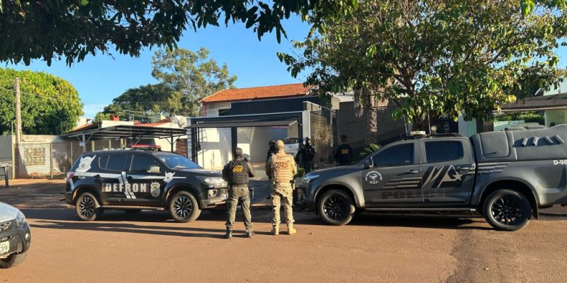 Policiais em um dos endereços onde mandados foram cumpridos (Foto: Defron/Divulgação)