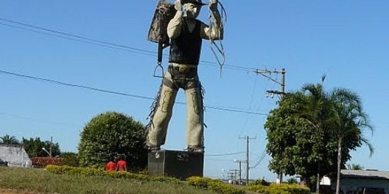 Peão no trevo da entrada de Cassilândia-Foto: Altemiro Olinto