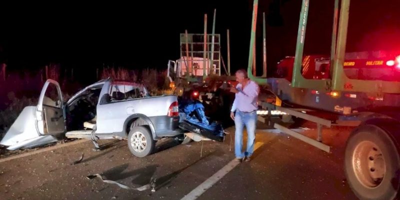Picape ficou completamente destruída após a colisão; carreta transportava eucalipto. (Foto: Divulgação