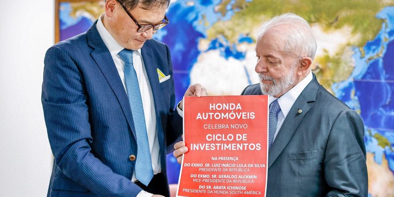 O presidente Lula ouviu de Ichinose um histórico da presença da Honda no Brasil. Foto: Ricardo Stuckert/PR