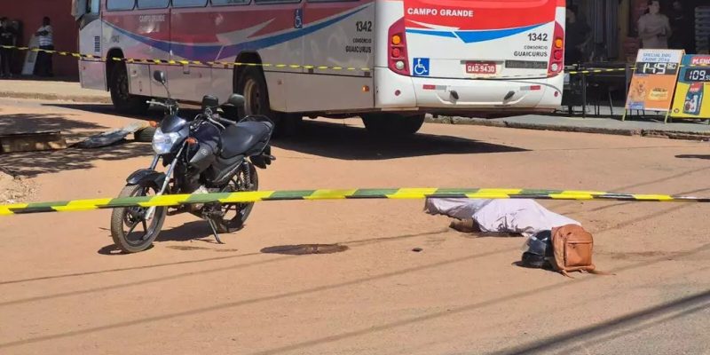 Corpo de motociclista envolvida em acidente com ônibus (Foto: Marcos Maluf)