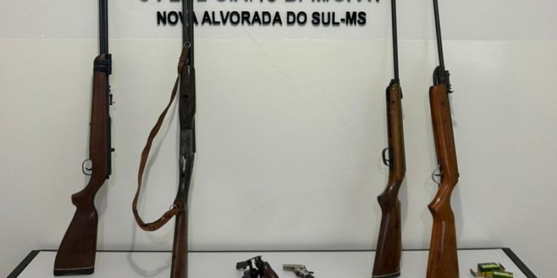 Armas encontradas na casa de homem que ameaçou familiares; ele fugiu (Fotos: Divulgação)