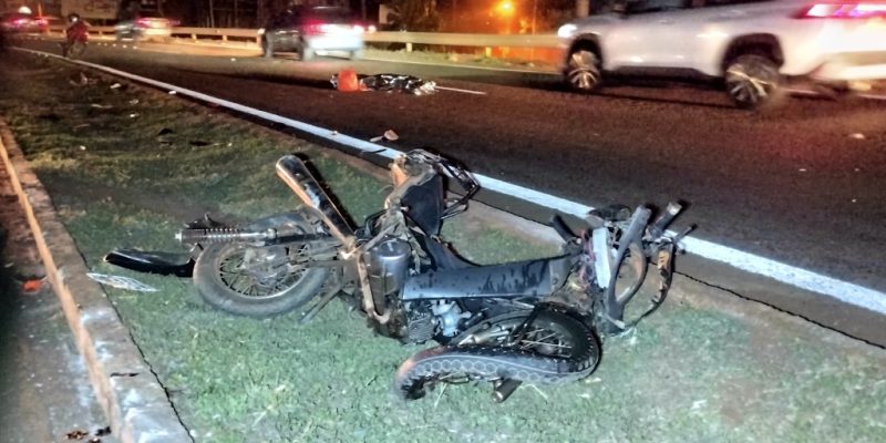 Os destroços da moto e ao fundo o corpo da condutora (Foto: Leandro Holsbach)