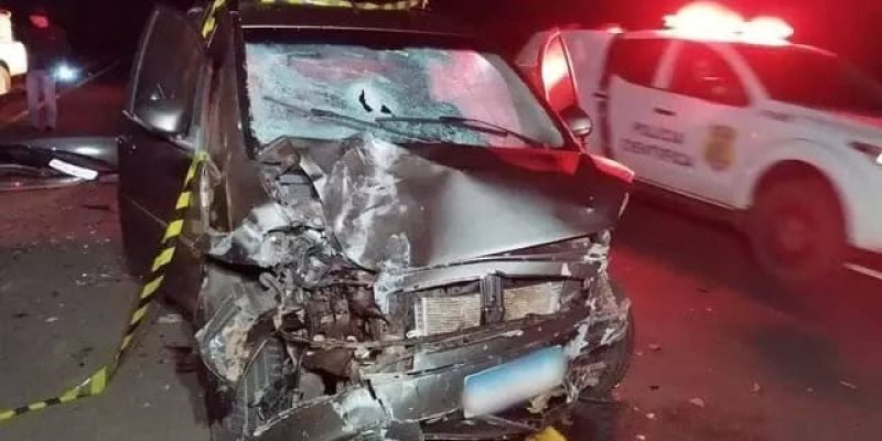Fiat Idea bateu em veículos que estavam parados na rodovia. (Imagens -  Campo Grande News)
