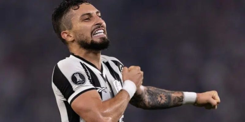 Eles chegam para os lugares de Vanderson, suspenso, e Guilherme Arana, que se recupera de lesão no tornozelo direito