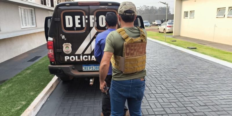 Preso por estupro ao ser retirado de viatura da Defron (Foto: Divulgação)