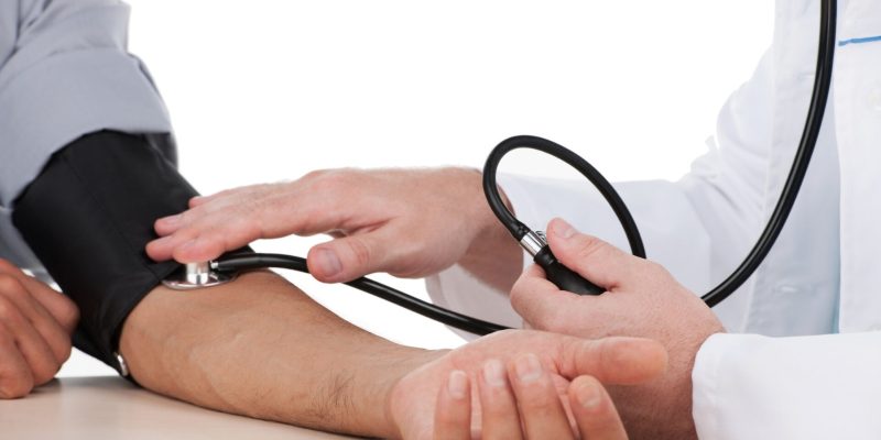 A hipertensão, também chamada de pressão alta, é um dos principais fatores de risco para a doença arterial coronária