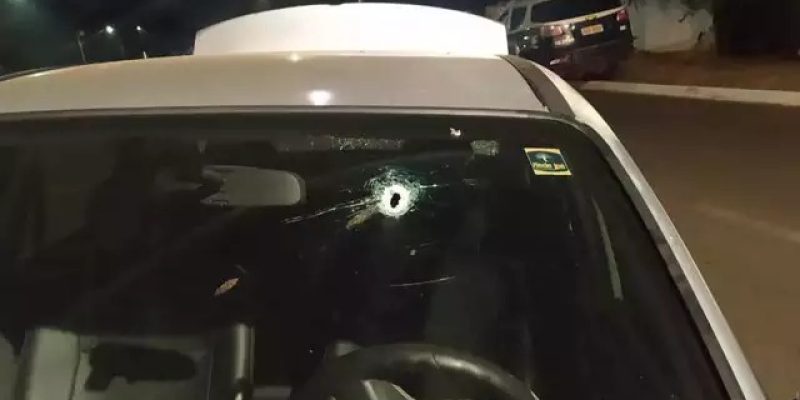 Marca de tiro em Corsa que foi perseguido. (Foto: Direto das Ruas)