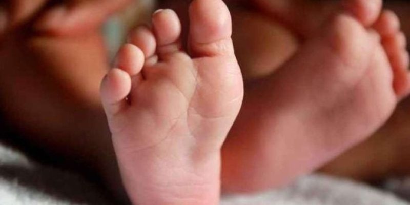 A babá disse que um portão de ferro havia caído em cima do menino, porém ele só foi socorrido no dia seguinte