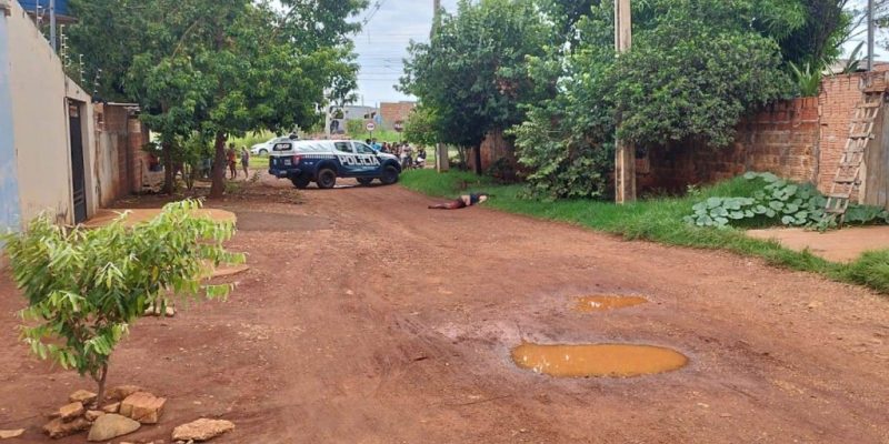 Corpo de Antônio Chamorro caído na rua, no Canaã I (Foto: Adilson Domingos)