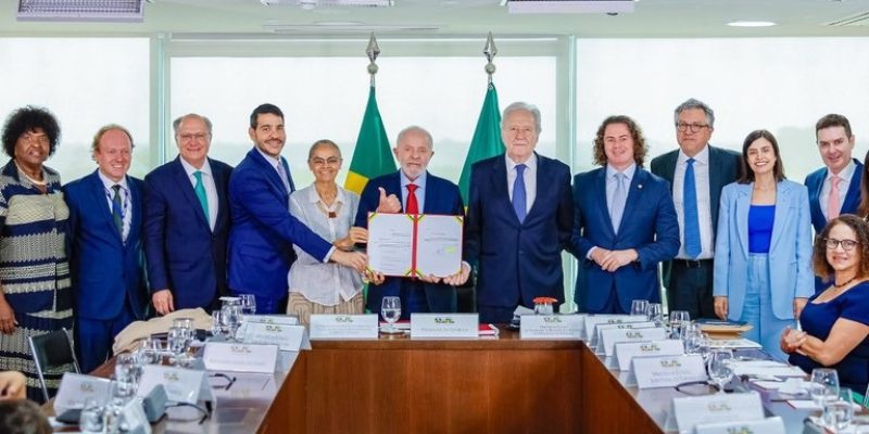 Lula pontuou que com um bom trabalho é possível aprovar o PL em regime de urgência na Câmara dos Deputados e depois no Senado