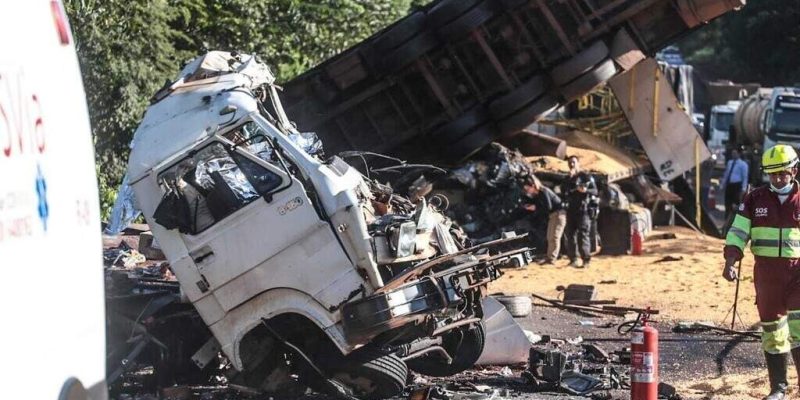 Carretas completamente destruídas com o impacto da colisão (Foto: Marcos Maluf)