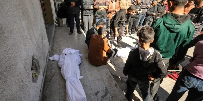 Multidão vela corpos de mortos nesta quinta-feira enquanto esperavam ajuda humanitária - Imagens - AFP