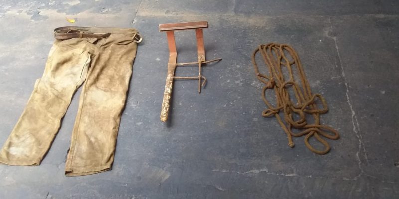 Ferro e corda utilizados para matar Veríssimo e calça que seria do sobrinho dele, acusado de cometer o crime - Foto: Cido Costa