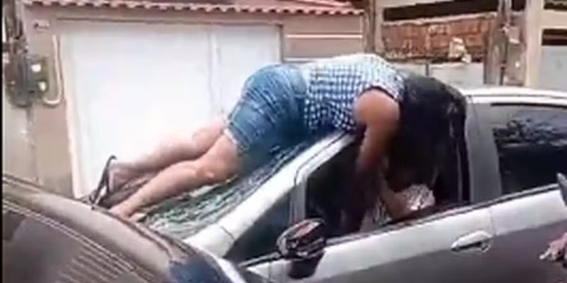 Ela tentou quebrar o para-brisa enquanto veículo estava em movimento