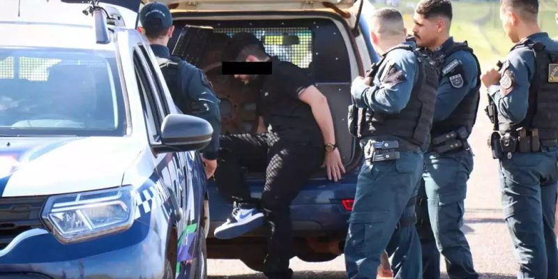 Estudante sendo colocado no camburão da Polícia Militar. (Foto: Henrique Kawaminami)