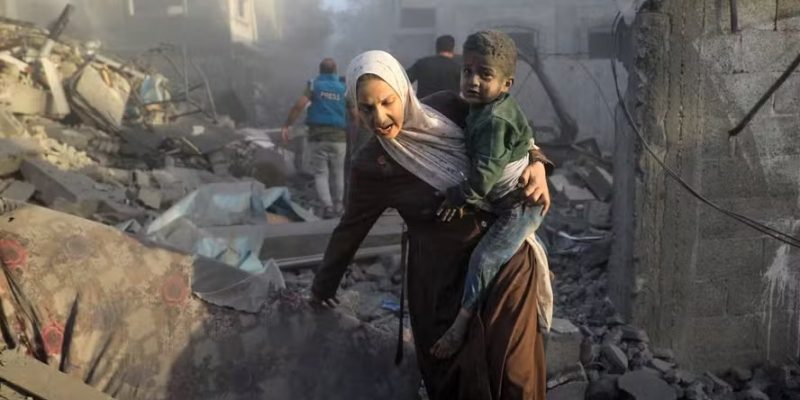 Bombardeio israelense à região central de Gaza. Foto: YASSER QUDIH / AFP — Foto: CBN