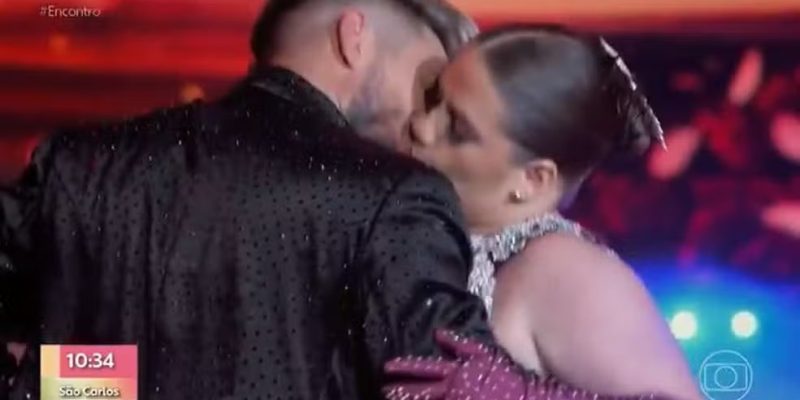 Tati Machado beijando professor (Reprodução/Globo)