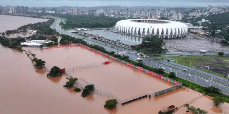 Vista aérea da enchente que atinge a cidade de Porto Alegre (RS); ao fundo, o estádio Beira-Rio
Crédito: Miguel Noronha