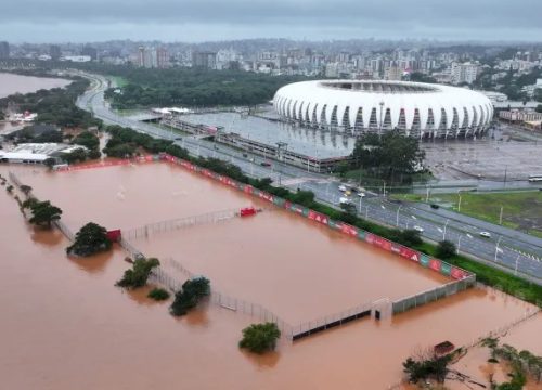 Vista aérea da enchente que atinge a cidade de Porto Alegre (RS); ao fundo, o estádio Beira-Rio

Crédito: Miguel Noronha