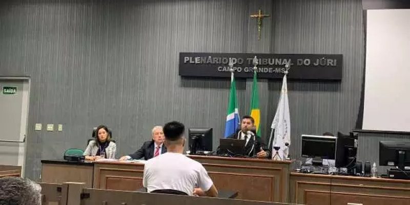 Raphael sentado no banco dos réus, ensta quinta-feira. (Foto: Bruna Marques)