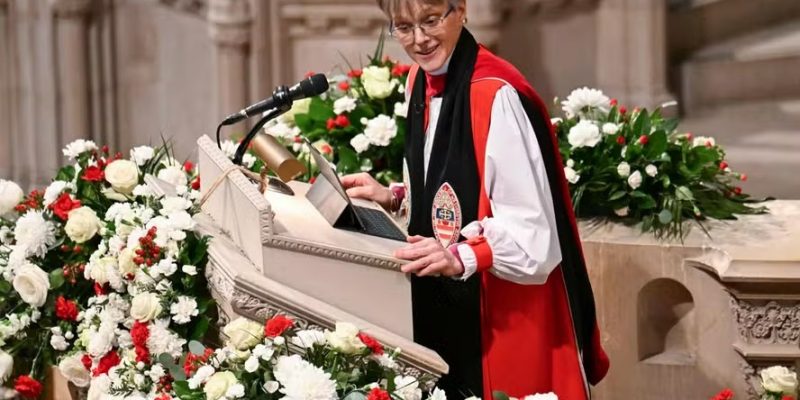 Bispa Mariann Edgar Budde fala durante o Serviço Nacional de Oração, na Catedral Nacional de Washington — Foto: AFP