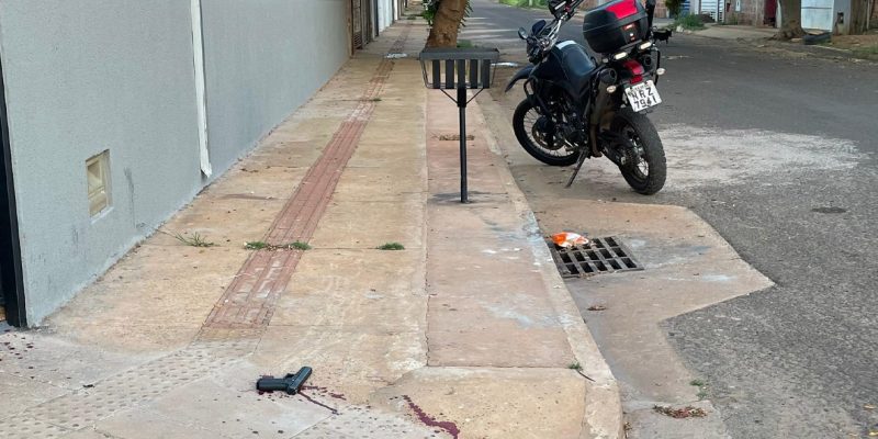 Local do crime e pistola usada pelo foragido | Foto: Divulgação/PMMS